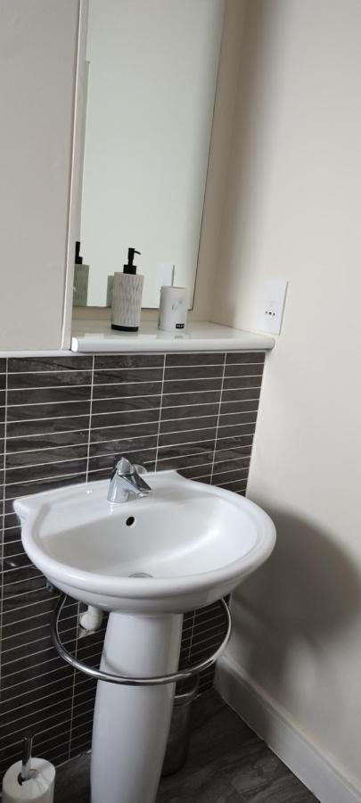 Meridian Bay Apartment Суонзи Екстериор снимка