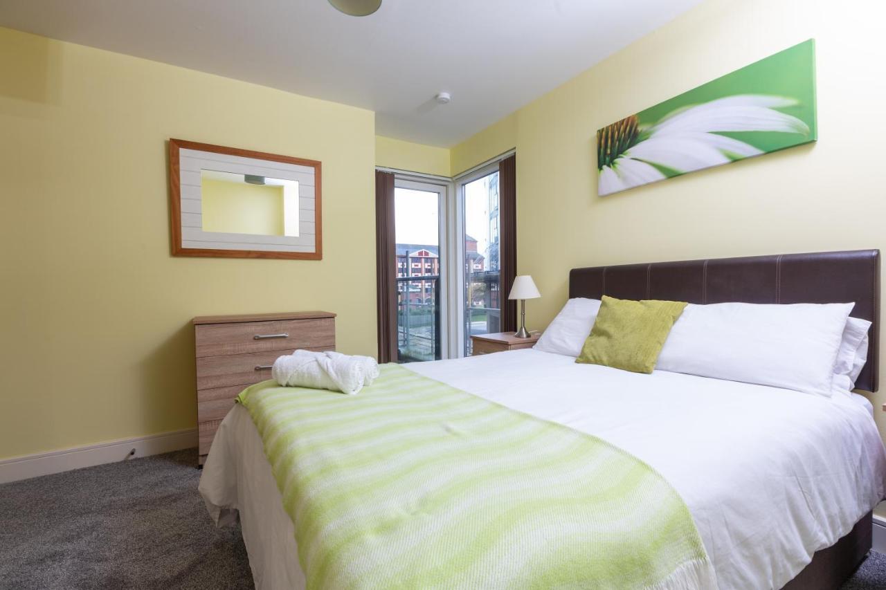 Meridian Bay Apartment Суонзи Екстериор снимка